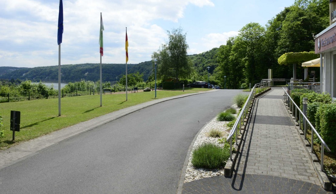 Rollstuhlrampe zum Hoteleingang