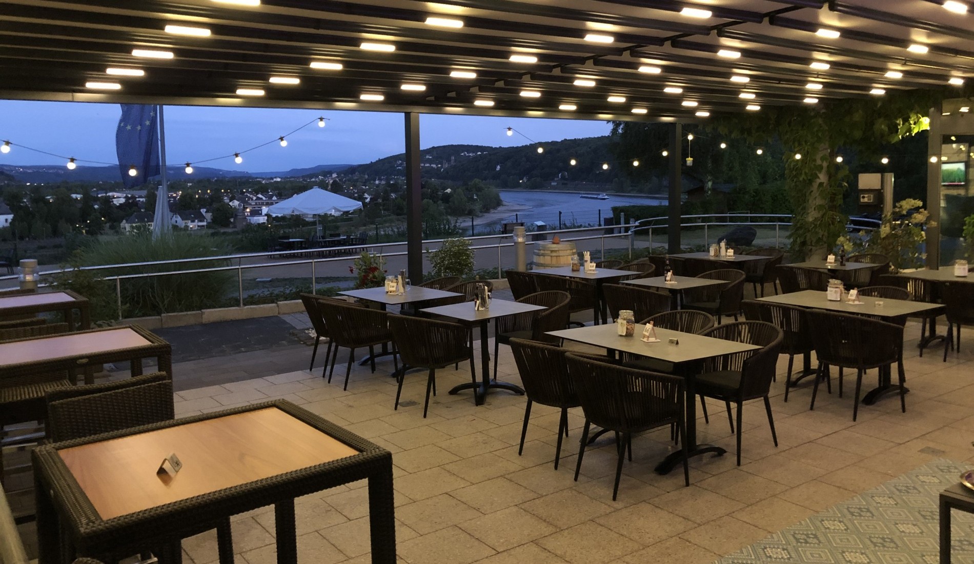 Rhein Terrasse und Lounge