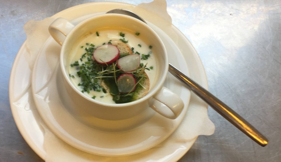 Spargelcremesuppe mit Bärlauchcrostini