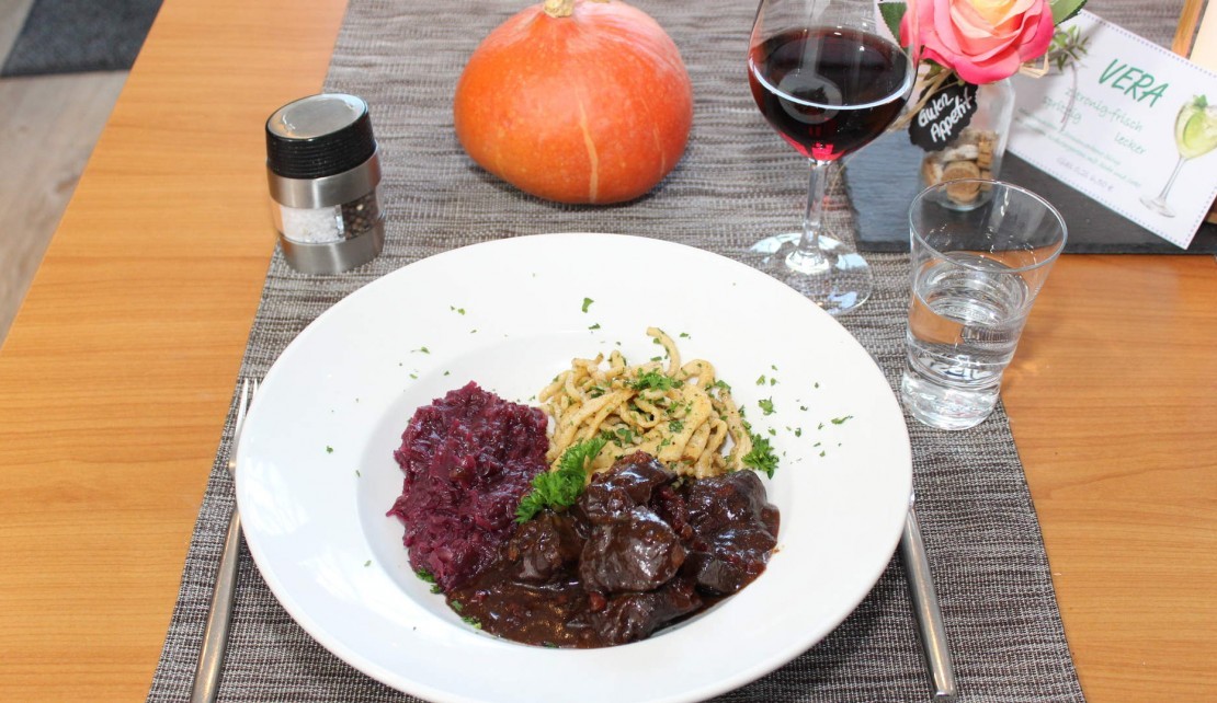 hirschgulasch-spatzle-rotkohl