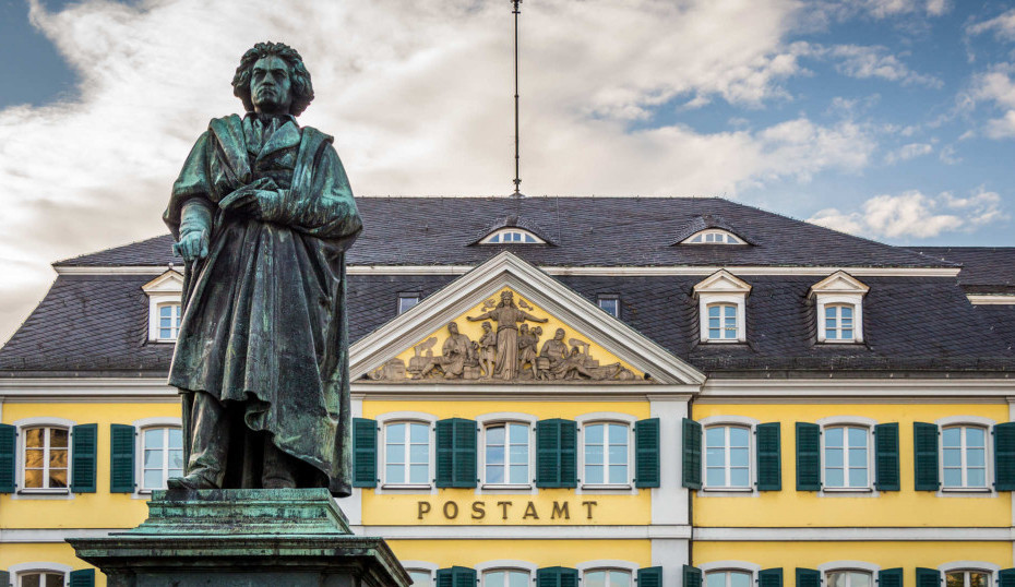 Bonn Postamt mit Beethoven Statue