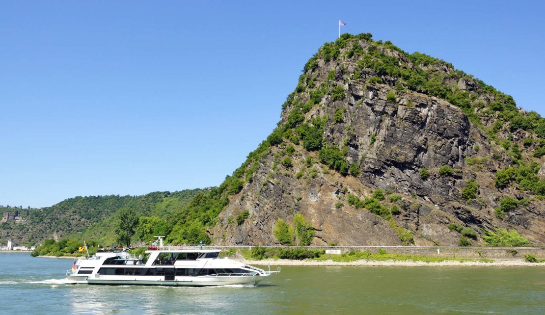 Loreley Felsen am Rhein mit Schiff
