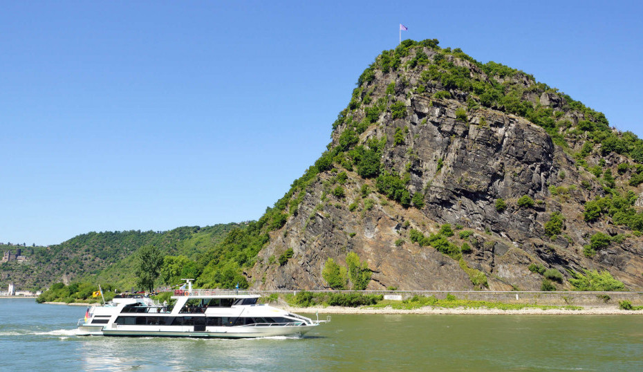 Loreley Felsen am Rhein mit Schiff