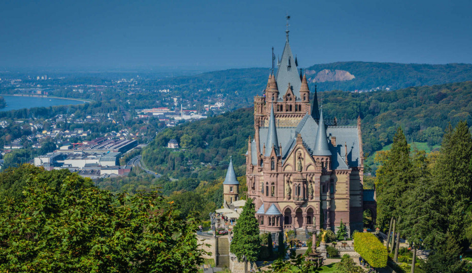 Schloss Drachenburg auf dem Drachenfels bei Königswinter am Rhein