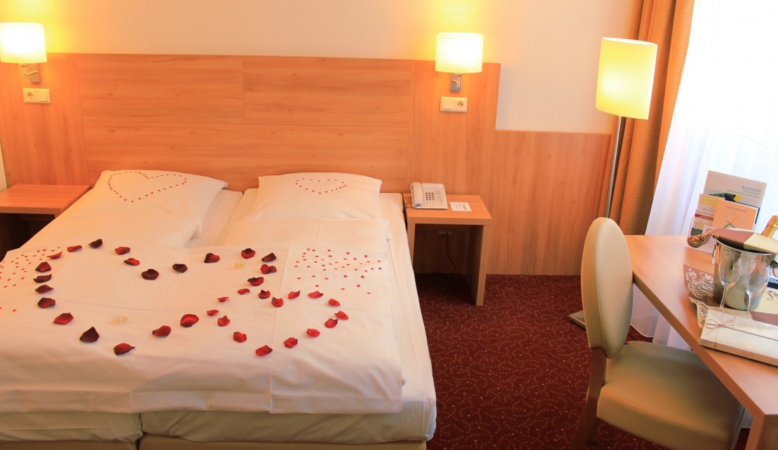 Romantisch dekoriertes Doppelzimmer