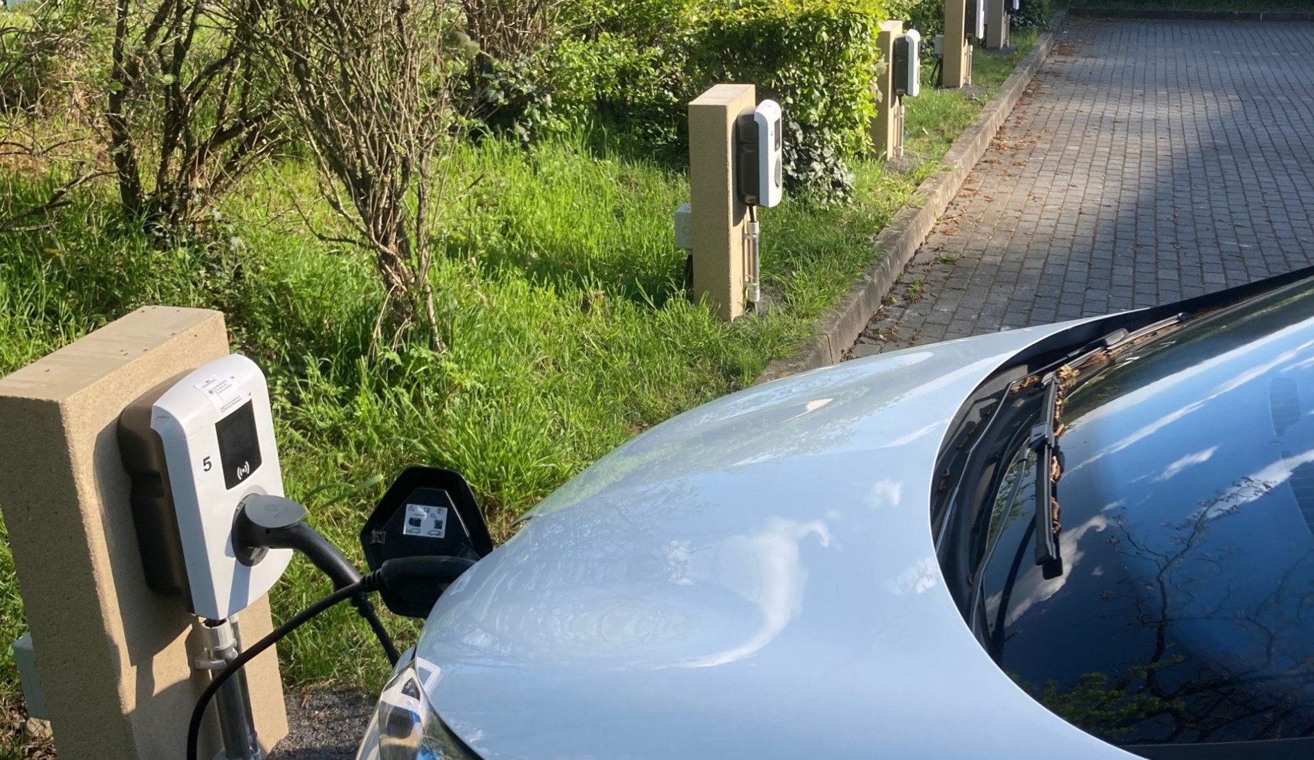 E-Ladesäulen mit Auto